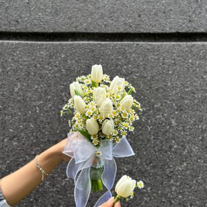 hoa cưới tulip trắng và cúc tana