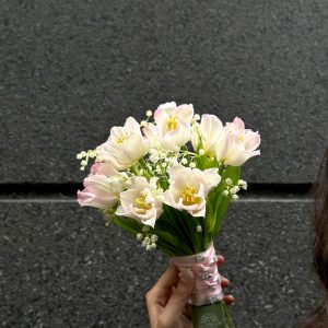 Một bó hoa cưới linh lan là ước mơ của mọi cô dâu.