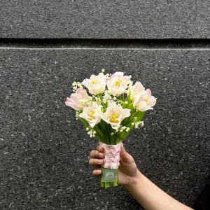 Một bó hoa cưới linh lan là ước mơ của mọi cô dâu.