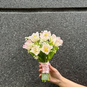 Một bó hoa cưới linh lan là ước mơ của mọi cô dâu.