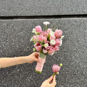 Nếu Bạn muốn có một bó hoa cưới dịu dàng, tinh tế, hoa cưới tulip hồng chắc chắc là lựa chọn không thể bỏ qua.
