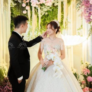 Hoa Cưới Thác Đổ Lan Hồ Điệp Trắng Mix Tulip Hồng A187