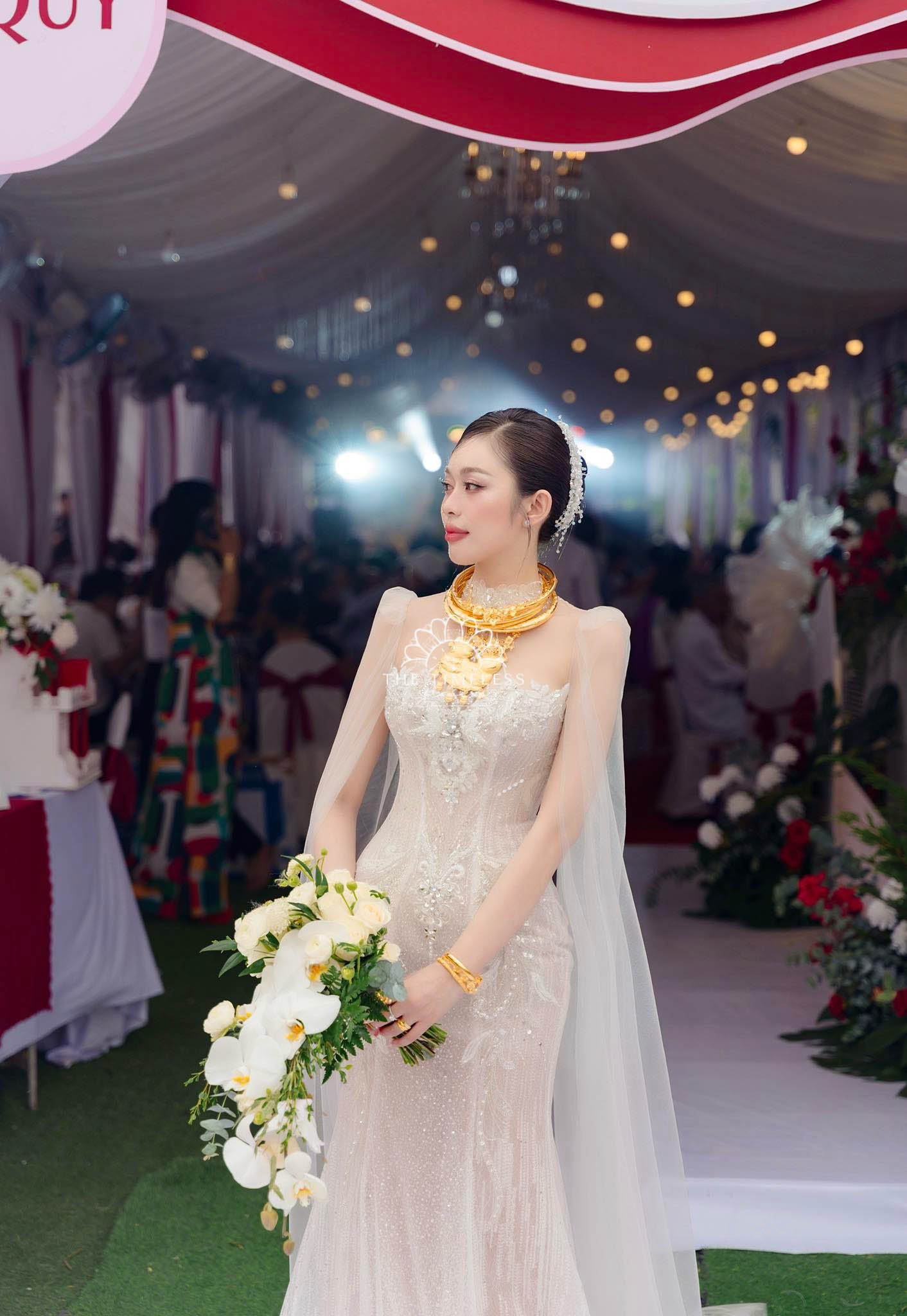 Hoa Cưới Thác Đổ Lan Hồ Điệp Trắng A185