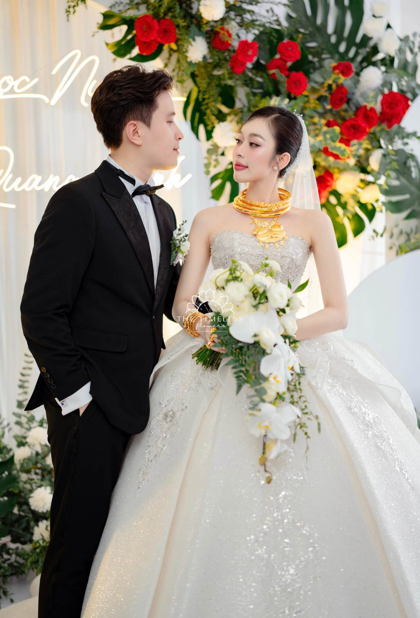 Hoa Cưới Thác Đổ Lan Hồ Điệp Trắng A185