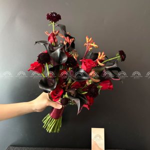 Hoa cưới Calla Lily Đen và hoa hồng đỏ A191