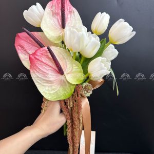 Hoa Cưới 9 Hoa Tulip Trắng Mix Hồng Môn A205