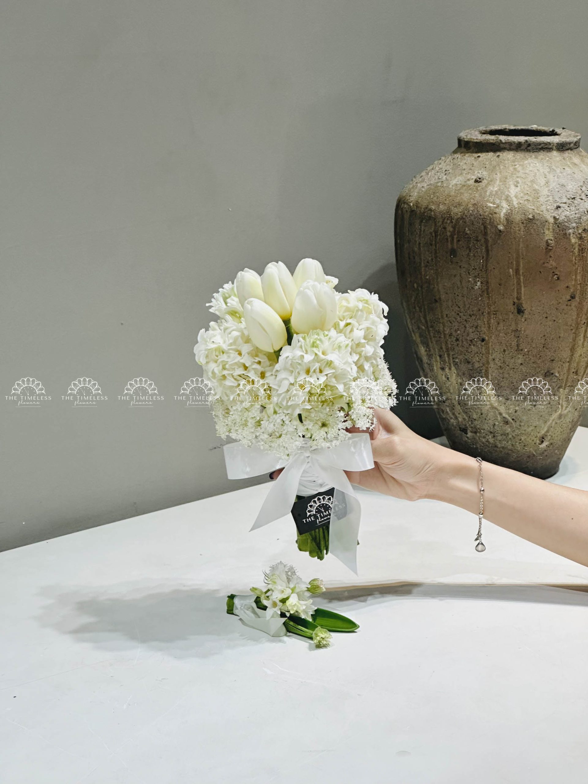 Hoa Cưới Dạ Lan Hương mix Tulip trắng H012