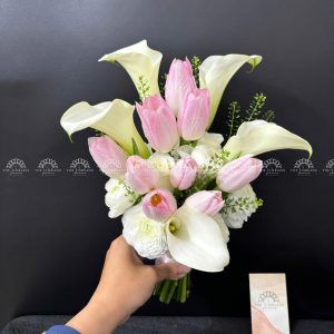 Hoa Cưới 5 Calla Lily Trắng mix 9 Tulip Hồng và Mao Lương A296