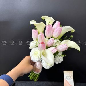 Hoa Cưới 5 Calla Lily Trắng mix 9 Tulip Hồng và Mao Lương A296