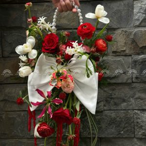 Hoa Cưới Dáng Giỏ hoa tone đỏ nơ Trắng A358