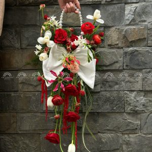 Hoa Cưới Dáng Giỏ hoa tone đỏ nơ Trắng A358