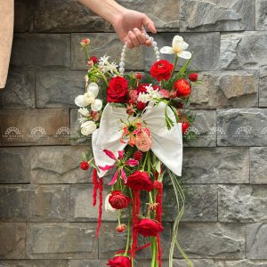 Hoa Cưới Dáng Giỏ hoa tone đỏ nơ Trắng A358