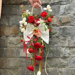 Hoa Cưới Dáng Giỏ hoa tone đỏ nơ Trắng A358