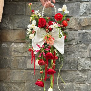 Hoa Cưới Dáng Giỏ hoa tone đỏ nơ Trắng A358