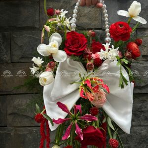 Hoa Cưới Dáng Giỏ hoa tone đỏ nơ Trắng A358