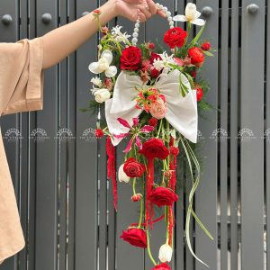 Hoa Cưới Dáng Giỏ hoa tone đỏ nơ Trắng A358