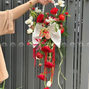 Hoa Cưới Dáng Giỏ hoa tone đỏ nơ Trắng A358