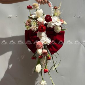 Hoa Cưới Dáng Giỏ hoa tone đỏ nơ Đỏ A370