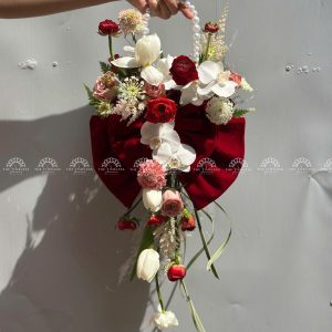 Hoa Cưới Dáng Giỏ hoa tone đỏ nơ Đỏ A370