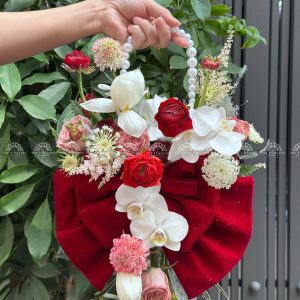Hoa Cưới Dáng Giỏ hoa tone đỏ nơ Đỏ A370