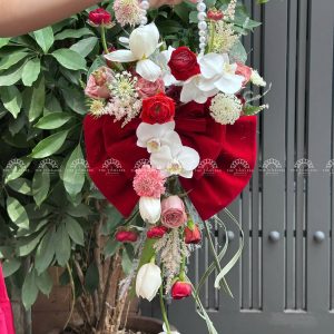 Hoa Cưới Dáng Giỏ hoa tone đỏ nơ Đỏ A370