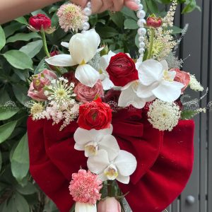 Hoa Cưới Dáng Giỏ hoa tone đỏ nơ Đỏ A370