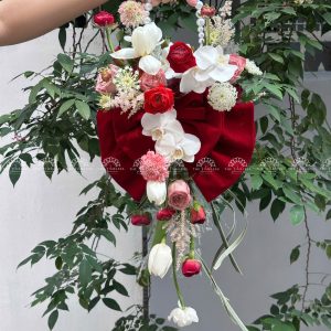 Hoa Cưới Dáng Giỏ hoa tone đỏ nơ Đỏ A370