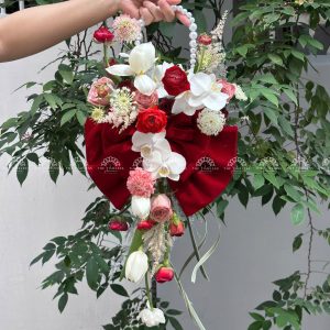 Hoa Cưới Dáng Giỏ hoa tone đỏ nơ Đỏ A370