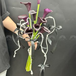 Bó hoa cưới Calla Lily Tím Than mix sợi ngọc trai A415
