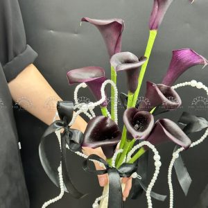 Bó hoa cưới Calla Lily Tím Than mix sợi ngọc trai A415