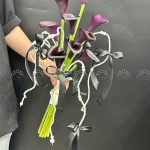Bó hoa cưới Calla Lily Tím Than mix sợi ngọc trai A415