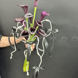 Bó hoa cưới Calla Lily Tím Than mix sợi ngọc trai A415