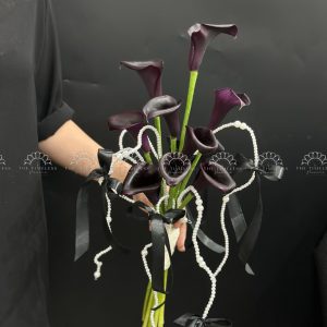 Bó hoa cưới Calla Lily Tím Than mix sợi ngọc trai A415
