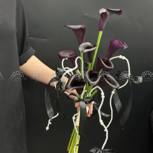 Bó hoa cưới Calla Lily Tím Than mix sợi ngọc trai A415