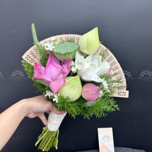 Hoa Cưới Dáng Quạt Hoa Sen Trắng mix Sen Hồng A416