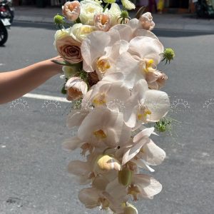 Hoa Cưới Dáng Tháng Đổ Lan Hồ Điệp và Tulip Nâu A438