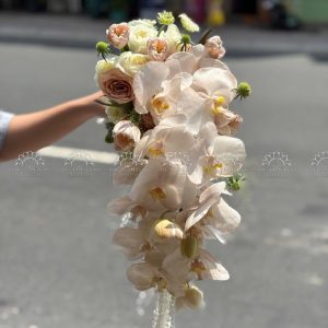 Hoa Cưới Dáng Tháng Đổ Lan Hồ Điệp và Tulip Nâu A438