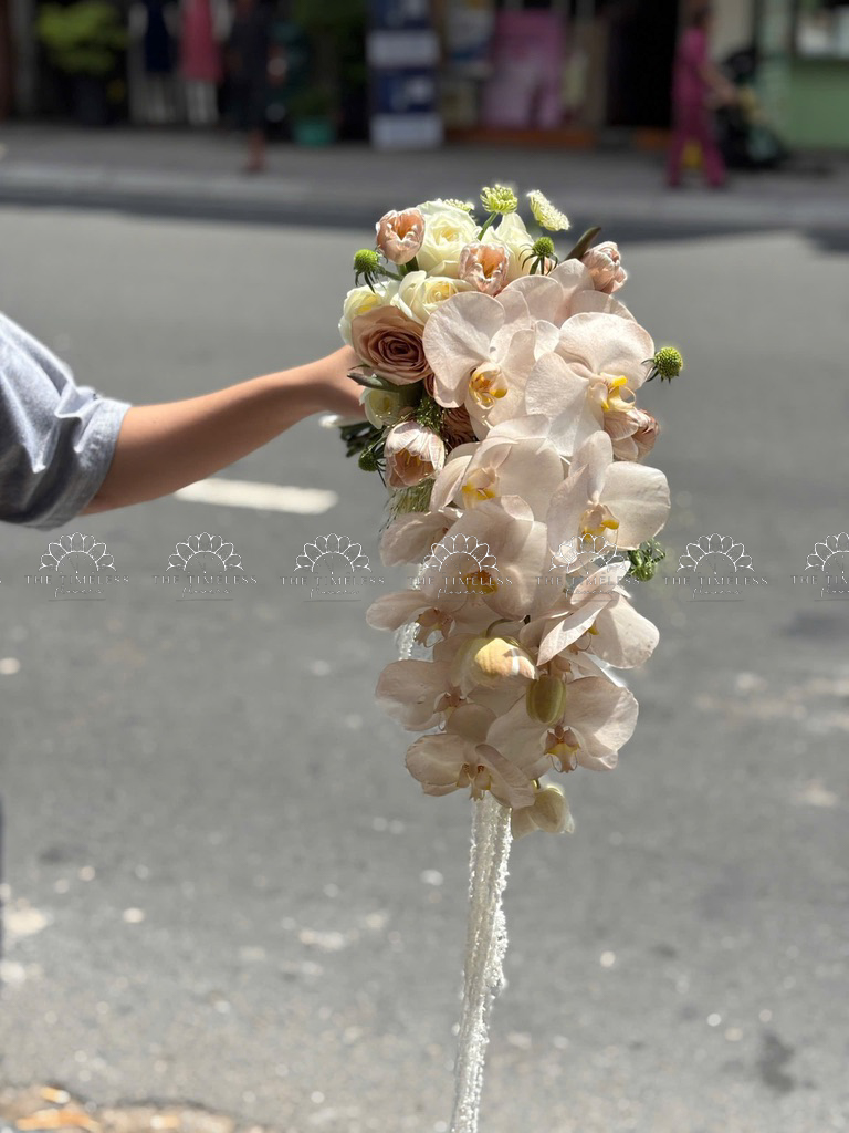 Hoa Cưới Dáng Tháng Đổ Lan Hồ Điệp và Tulip Nâu A438
