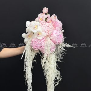 Hoa cưới 5 Mẫu Đơn hồng mix địa lan trắng A458